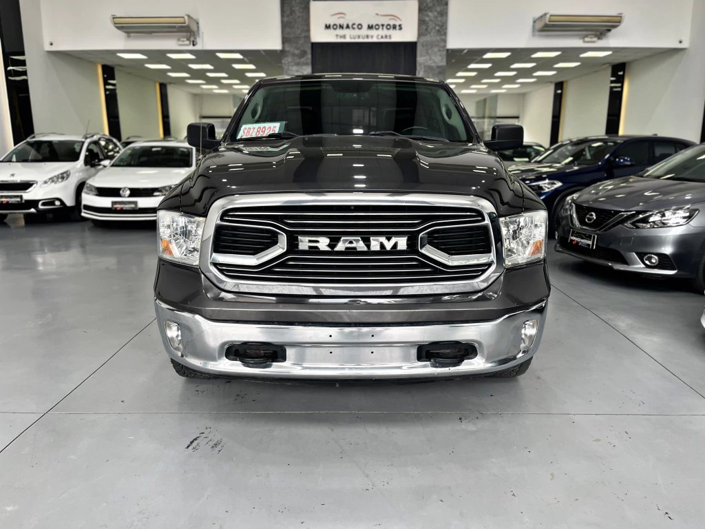 RAM 1500 Laramie 4x4 2019 en el showroom de Mónaco Motors