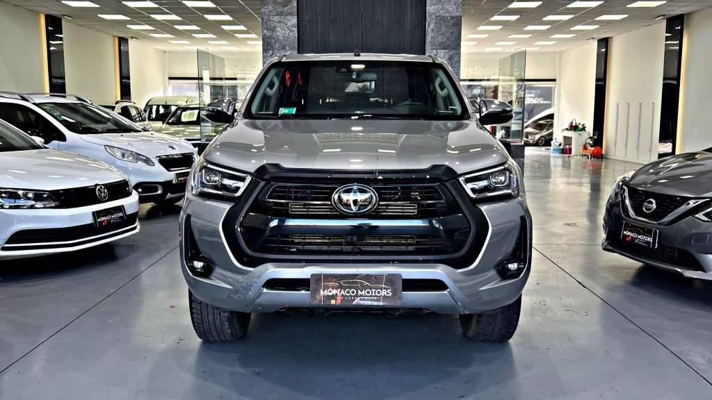 Toyota Hilux SRX 2023 en el showroom de Mónaco Motors
