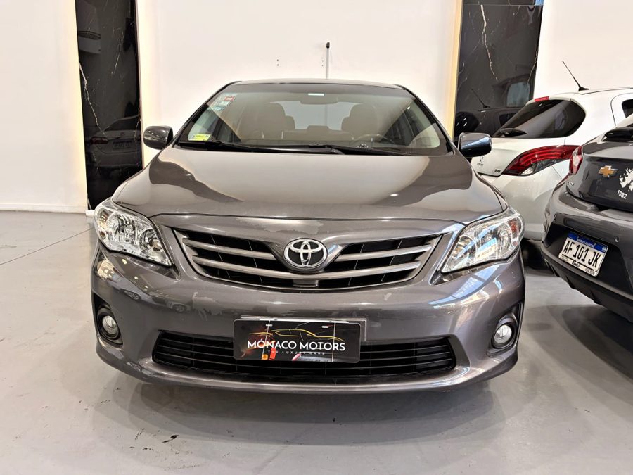 Toyota Corolla XEI 2013 en el showroom de Mónaco Motors